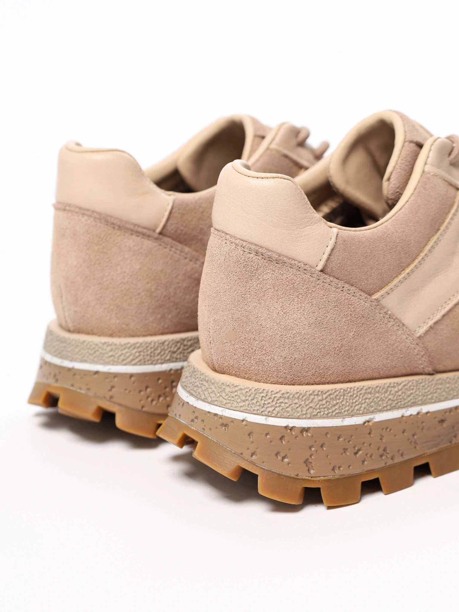 Кроссовки комбинированные бежевого цвета на рельефной подошве